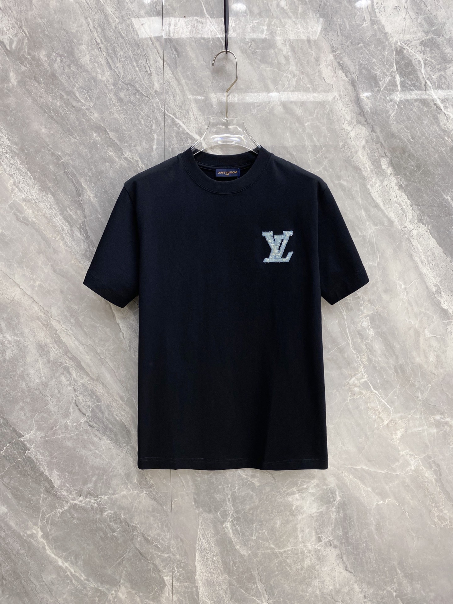 NO:911800,LV1946 spring and summer hot item｜Louis Vuitton LV denim embroidered T-shirt Who knows!  This is really a high-end ceiling for spring and summer!  Denim texture LV embroidered logo on the chest, full of details, low-key and unobtrusive but with built-in recognition. Select heavy-weight high-count cotton, soft but not collapsed, breathable in summer without sweating, and will not deform after multiple washes. Slightly loose fit, boys and girls can handle it, refreshing when worn alone, or layered with suits. It is also very textured. Black and white with closed eyes, can be worn for daily/commuting/dates, with a high-end sense of relaxation. Size S-XXL, Louis Vuitton, Louis  vuitton,tees,t-shirt,business suit,19860909LV1946春夏爆款｜路易威登LV牛仔刺绣T恤 谁懂啊！这件真的是春夏高级感天花板！ 胸前牛仔质感LV刺绣标,细节拉满,低调不张扬却自带辨识度 甄选重磅高支棉,软而不塌,夏天穿透气不闷汗,洗多次也不变形 微宽松版型,男生女生都能驾驭,单穿清爽、叠穿西装也很有质感 黑白双色闭眼冲,日常/通勤/约会都能搭,自带高级松弛感 码数S-XXL,,louis vuitton,louis vuitton,tees，t-shirt,business suit,,Men's clothing