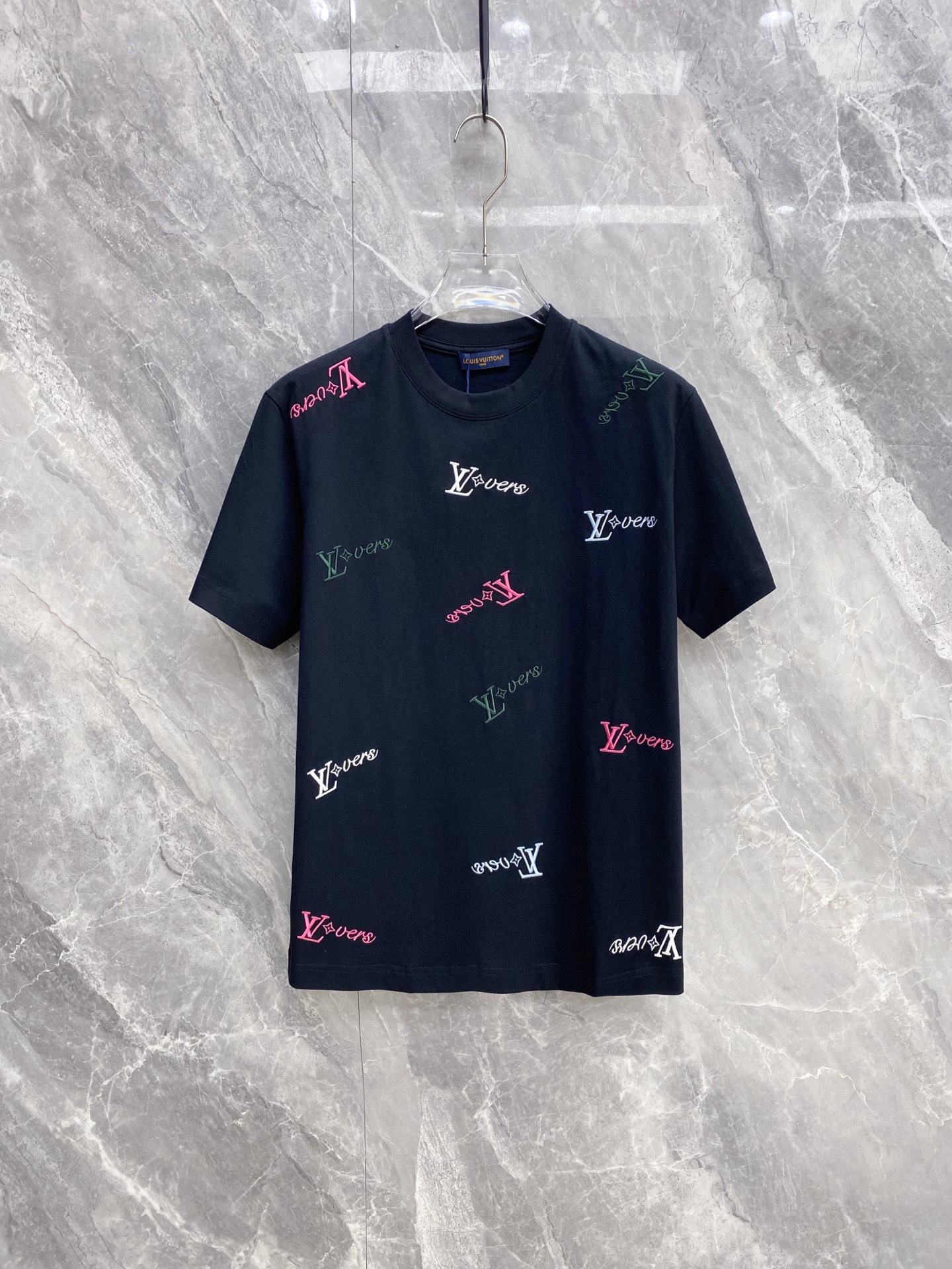 NO:911805,LV1946 spring and summer hot item｜Louis Vuitton colorful embroidered T-shirt Who knows!  This ceiling is really a spring and summer vibe!  Covered with colorful LV embroidered logos, the multi-color design is lively and eye-catching, full of details, low-key and unobtrusive yet self-recognizable. Select heavy-weight high-count cotton, soft but not slumped, breathable in summer without sweating, and will not deform after multiple washes. Slightly loose version, boys and girls can handle it, it is refreshing when worn alone, or layered with suits. It is also very textured. Black and white with closed eyes, can be worn for daily/commuting/dates, with a sense of vitality and relaxation. Size S-XXL, Louis  vuitton,louis vuitton,tees,t-shirt,business suit,19860909LV1946春夏爆款｜路易威登彩色刺绣T恤 谁懂啊！这件真的是春夏氛围感天花板！ 满布彩色LV刺绣标,多色设计活泼又吸睛,细节拉满,低调不张扬却自带辨识度 甄选重磅高支棉,软而不塌,夏天穿透气不闷汗,洗多次也不变形 微宽松版型,男生女生都能驾驭,单穿清爽、叠穿西装也很有质感 黑白双色闭眼冲,日常/通勤/约会都能搭,自带活力松弛感 码数S-XXL,,louis vuitton,louis vuitton,tees，t-shirt,business suit,,Men's clothing