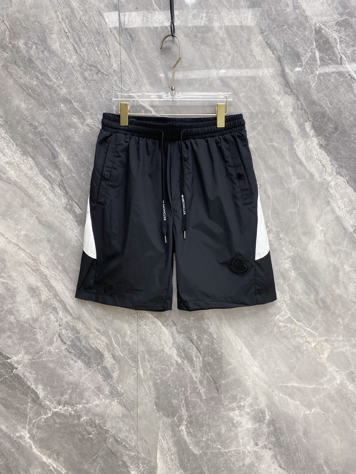 NO:911825,Meng Mouth 1946 Spring and Summer Popular Style｜Moncler Contrast Color Quick-Drying Sports Shorts Who knows!  This piece is really a perfect outfit for lazy people in spring and summer!  Thin and quick-drying fabric, breathable and cool, not sweaty when worn in summer, and can quickly wick away sweat during exercise. Elastic waist + brand logo drawstring design, not tight on the tummy, not flattering on the figure, super easy to put on and take off. Classic badge on the front + brand letter printing on the back, with contrasting mesh stitching, full of details, low-key and unobtrusive but with self-recognition. Available in two colors, suitable for boys and girls, suitable for daily outings, sports, and vacations. Size 48-56, Moncler, shorts,19860909蒙口1946春夏爆款｜Moncler撞色速干运动短裤 谁懂啊！这条真的是春夏懒人穿搭神器！ 轻薄速干面料,自带透气凉感,夏天穿完全不闷汗,运动也能快速排汗 松紧腰+品牌标识抽绳设计,不勒肚子不挑身材,穿脱超方便 正面经典徽章+背面品牌字母印花,搭配撞色网眼拼接,细节拉满,低调不张扬却自带辨识度 两色可选,男生女生都能驾驭,日常出街、运动、度假都能搭 码数48-56,,Moncler,shorts,,Men's clothing