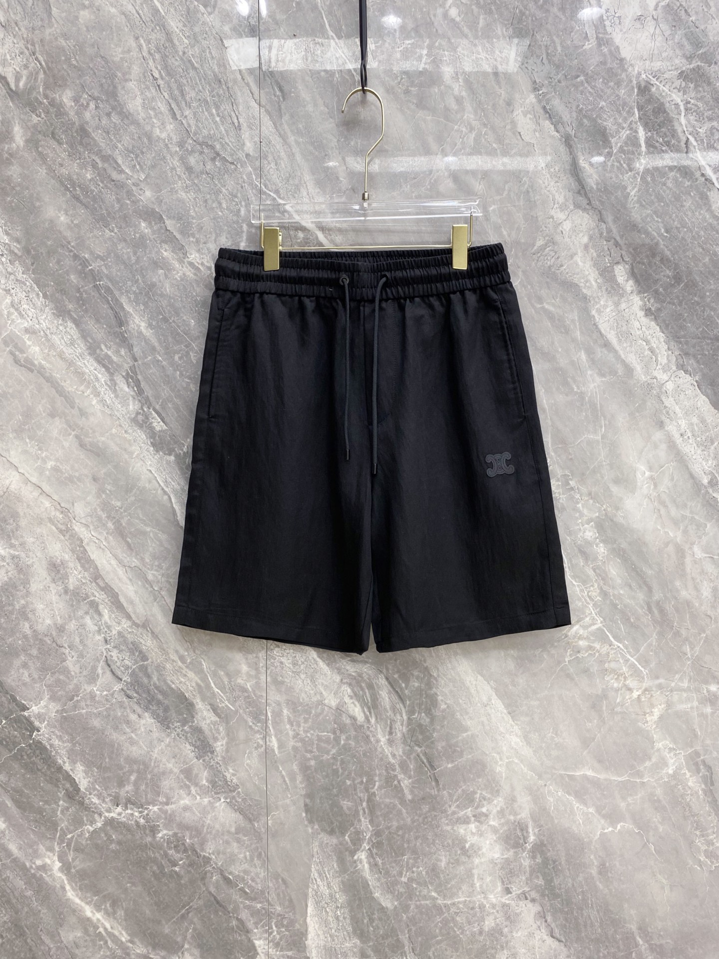 NO:911770,1946 spring and summer hot style｜CELINE Arc de Triomphe linen casual shorts Who knows!  This piece is really a perfect outfit for lazy people in spring and summer!  Linen blended fabric, breathable and cool, not sweaty when worn in summer, great drape. Elastic waist + contrasting drawstring design, not tight on the tummy, not flattering on the figure, very easy to put on and take off. The trousers are low-key embroidered with the Arc de Triomphe logo, the details are exquisite and eye-catching, simple and recognizable. Available in three full colors, boys and girls can handle it, and can be worn daily on the street, on vacation, and at home. Leave two pairs to wear, and it will be super relaxed when worn with T-shirts and shirts in summer!  Code number 48-56,,celine,shorts,shirts,tees,t-shirt,198609091946春夏爆款｜CELINE凯旋门亚麻休闲短裤 谁懂啊！这条真的是春夏懒人穿搭神器！ 亚麻混纺面料,自带透气凉感,夏天穿完全不闷汗,垂坠感超棒 松紧腰+撞色抽绳设计,不勒肚子不挑身材,穿脱超方便 裤身低调刺绣凯旋门logo,细节精致耐看,简约中自带辨识度 三色全色可选,男生女生都能驾驭,日常出街、度假、居家都能穿 自留两条换着穿,夏天搭T恤、衬衫都超有松弛感！ 码数48-56,,celine,shorts,shirts,tees，t-shirt,,Men's clothing