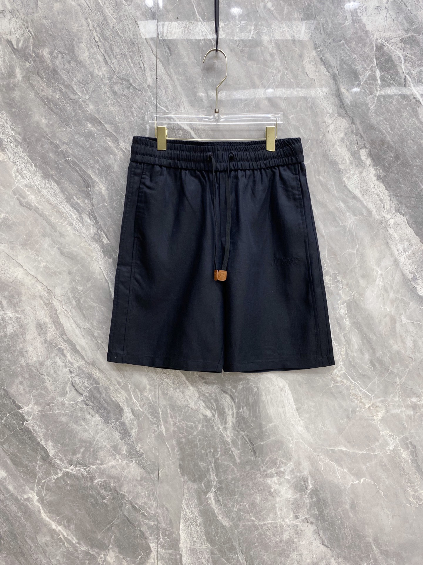 NO:911775,Loewe's 1946 spring and summer hit | LOEWE linen embroidered casual shorts. Who knows!  This piece is really a perfect outfit for lazy people in spring and summer!  Natural linen blended fabric, breathable and cool, not sweaty when worn in summer, and has a great drape. Elastic waist + contrasting drawstring design, not tight on the tummy, not flattering on the figure, very easy to put on and take off. Low-key embroidered logo on the trousers, exquisite details and eye-catching, simple and recognizable. Five colors are available, boys and girls can handle it, and can be worn daily on the street, on vacation, and at home. Sizes 48-56,,loewe,loewe,shorts,19860909罗意威1946春夏爆款｜LOEWE亚麻刺绣休闲短裤 谁懂啊！这条真的是春夏懒人穿搭神器！ 天然亚麻混纺面料,自带透气凉感,夏天穿完全不闷汗,垂坠感也超棒 松紧腰+撞色抽绳设计,不勒肚子不挑身材,穿脱超方便 裤身低调刺绣logo,细节精致耐看,简约中自带辨识度 五色全色可选,男生女生都能驾驭,日常出街、度假、居家都能穿 码数48-56,,loewe,loewe,shorts,,Men's clothing