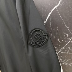 蒙口🔥春夏爆款|Moncler撞色网眼防晒服外套谁懂啊!这件真的是春夏刚需神器!✅ 轻薄透气面料,自带防 蒙口🔥春夏爆款|Moncler撞色网眼防晒服外套谁懂啊!这件真的是春夏刚需神器!✅ 轻薄透气面料,自带防