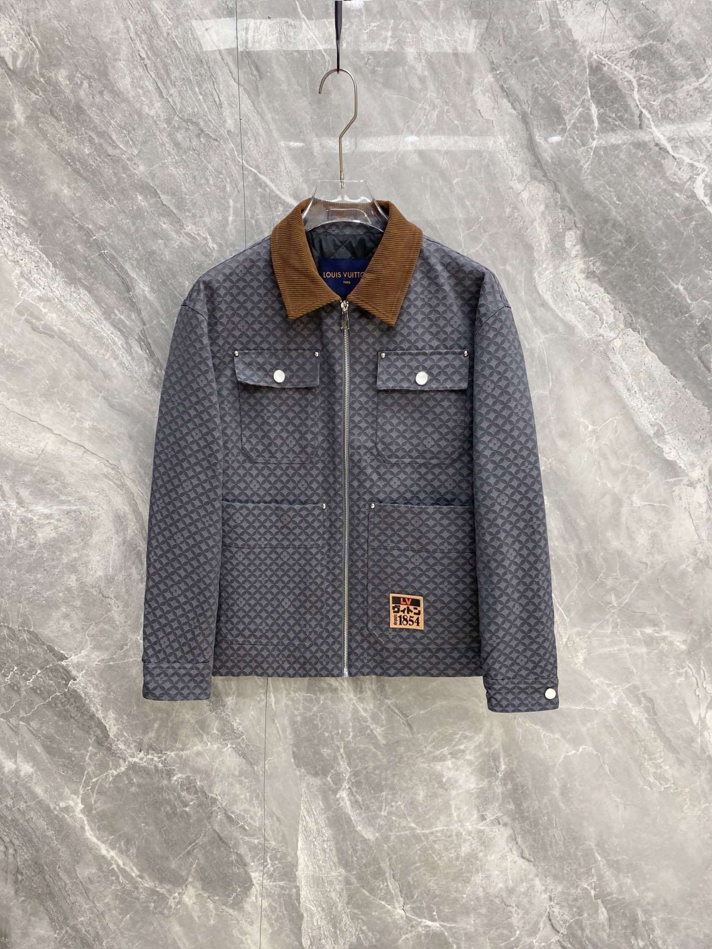 NO:956558,LV 2026 new autumn and winter all-over printed old flower corduroy lapel work jacket. Dark-toned rhombus all-over printed fabric, full of retro atmosphere. Contrast color caramel corduroy lapel, layered contrast is highly recognizable. Four-pocket workwear version, metal rivets to reinforce the bag flap, retro leather label embellishment on the hem. Smooth and stiff fabric, windproof and wear-resistant, loose dropped shoulder tailoring that is not flattering on the body shape.  Retro workwear style takes into account both fashion and practicality. It looks great when worn alone or layered with sweatshirts and sweaters. Same style for men and women. Available in new sizes M-3XL, Louis Vuitton, hoodie, sweatshirts, jackets & coats, sweaters,19860909LV 2026秋冬新款 满印老花灯芯绒翻领工装夹克 通体暗调菱形老花满印面料,复古氛围感拉满 撞色焦糖灯芯绒翻领,层次对比极具辨识度 四口袋工装版型,金属铆钉加固袋盖,复古皮标点缀下摆 顺滑挺括面料,防风耐磨,宽松落肩剪裁不挑身形 复古工装风兼顾潮流与实穿,单穿叠搭卫衣毛衣都出彩,男女同款,现货上新 码数M-3XL,,louis vuitton,hoodie,sweatshirts,jackets & coats,sweaters,,Men's clothing