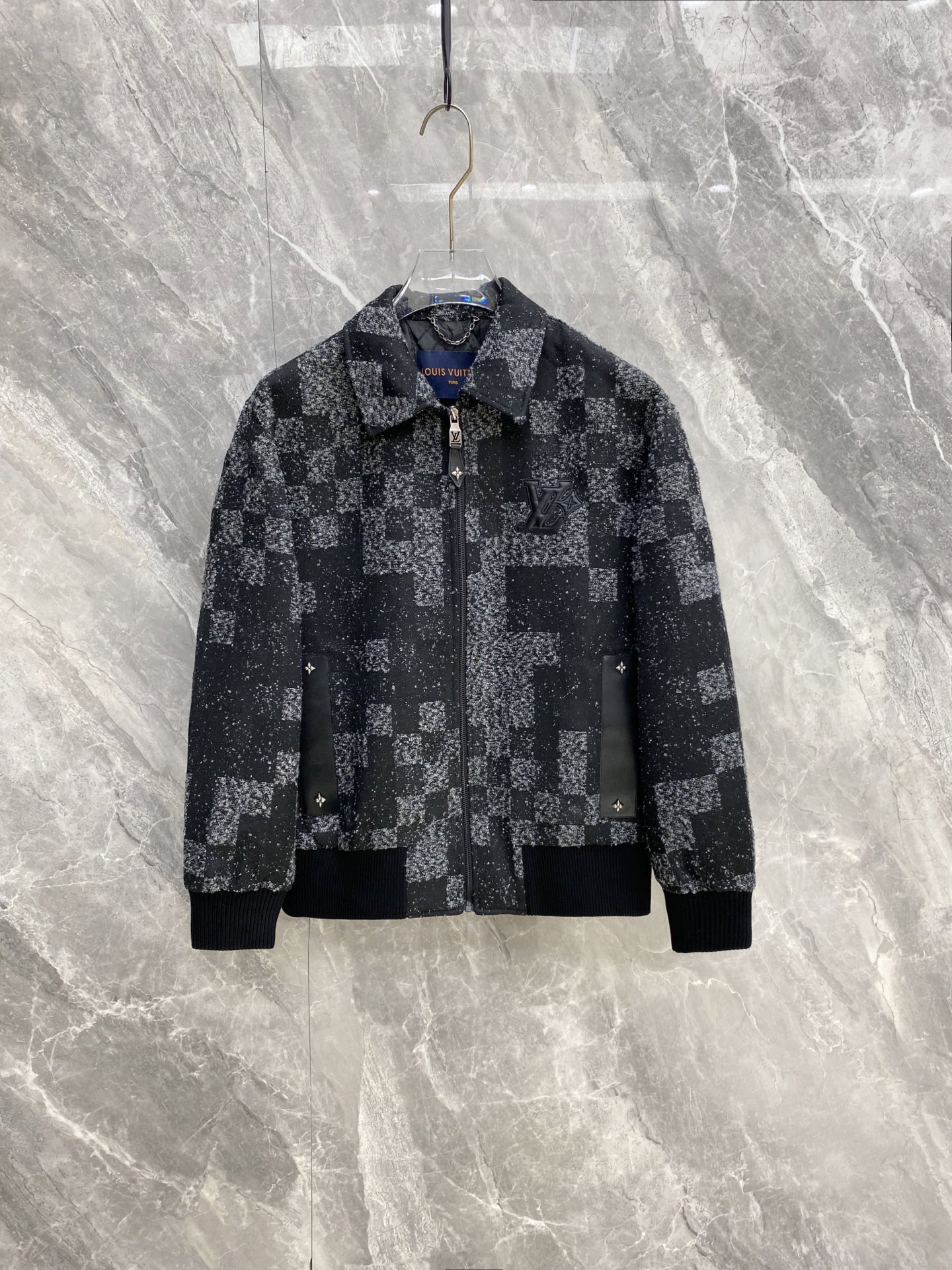 NO:956582,LV Louis Vuitton 2026 Autumn and Winter New Style Tweed Checkerboard Lapel Jacket Gray and black variegated plaid woolen fabric, with grainy texture and high-end texture Leather pocket splicing + metal rivet embellishment, three-dimensional embossed logo on the chest Zipper closure baseball collar version, hem threaded closing, neat and slim fit Thick warm fabric is suitable for autumn and winter, loose shoulders are not flattering, the same style for men and women  Luxurious and low-key retro style, suitable for commuting and partying, the upper body is noble but not flashy, new in stock, size M-3XL,, louis vuitton, louis vuitton, jackets & coats,19860909LV 路易威登 2026秋冬新款 粗花呢棋盘格翻领夹克 灰黑杂色格纹粗纺面料,自带颗粒肌理高级质感 皮质口袋拼接+金属铆钉点缀,胸口立体压印标识 拉链开合棒球领版型,下摆螺纹收口,版型利落显瘦 厚实保暖面料适配秋冬,宽松落肩不挑身形,男女同款 轻奢低调复古风,通勤聚会都能驾驭,上身显贵不浮夸,现货上新 码数M-3XL,,louis vuitton,louis vuitton,jackets & coats,,Men's clothing