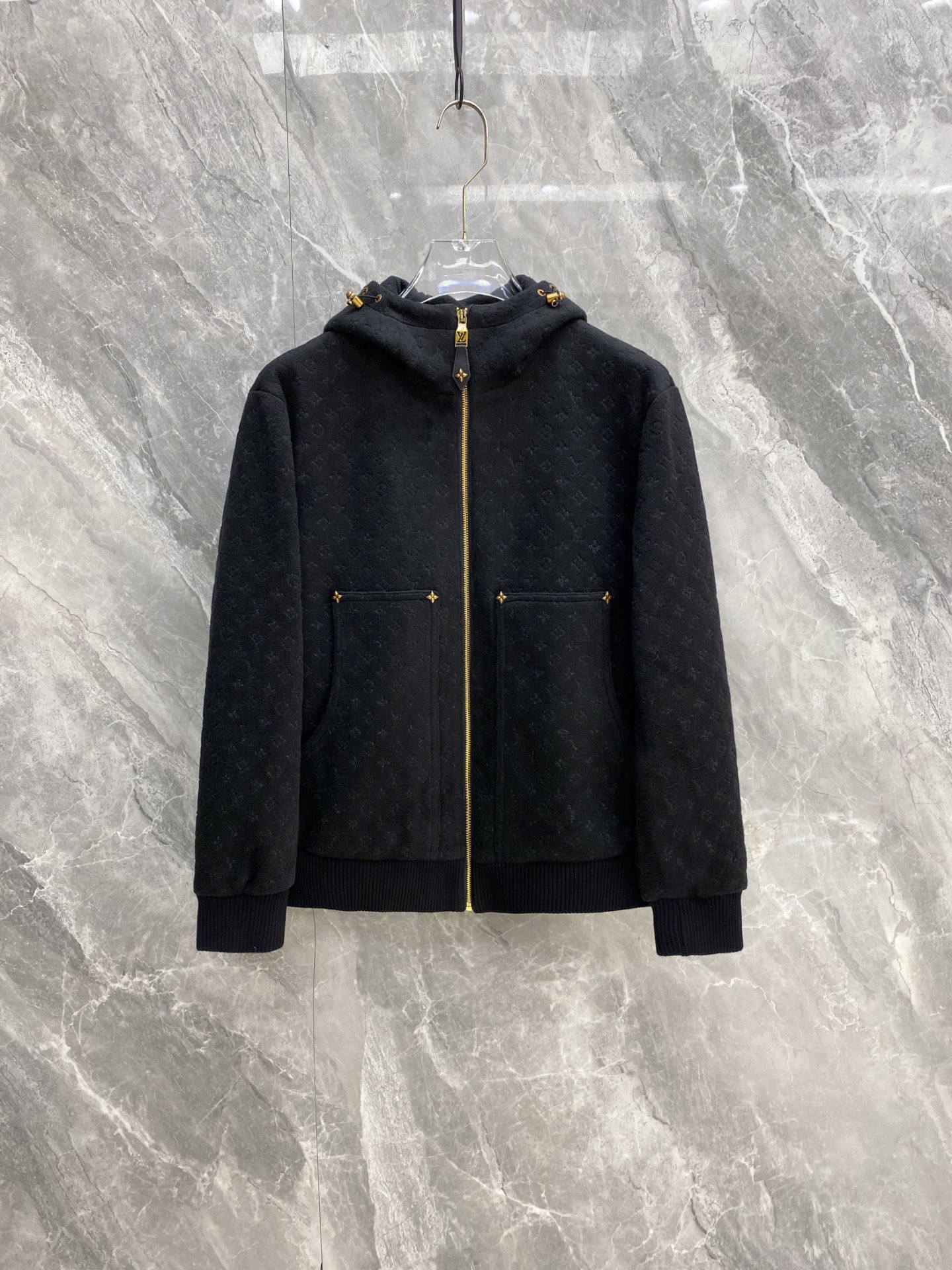 NO:956588,LV 2026 autumn and winter heavyweight dark pattern embossed hooded zipper sweatshirt jacket. The whole body is embossed with presbyopic dark patterns, the same color is low-key and restrained, and the texture is high-end without being exaggerated. A full set of gold hardware accessories, the main zipper, pocket rivets, and hood rope buckle are in the same color, and the details are full of details. Both side patch pockets are equipped with metal star rivets, threaded cuffs at the hem, and the version is loose and dropped at the shoulders.  Thick terry fabric, soft and warm, suitable for single wear and layering, versatile for men and women, pure black classic color, suitable for commuting, daily life, and going out on the street, low-key, light and luxurious, just needed, new in stock, size M-3XL,, louis vuitton, hoodie, sweatshirts, jackets & coats, jackets & coats, hats,19860909LV 2026秋冬重磅暗纹压花连帽拉链卫衣外套夹克 全身立体浮雕老花暗纹,同色系低调内敛,质感高级不浮夸 全套金色五金配件,主拉链、口袋铆钉、帽绳扣统一配色,细节拉满 双侧贴袋搭配金属星型铆钉,螺纹收口袖口下摆,版型宽松落肩 厚实毛圈面料,软糯保暖,单穿叠搭都适配,男女同款百搭 纯黑经典色系,通勤、日常、出街全能驾驭,低调轻奢刚需款,现货上新 码数M-3XL,,louis vuitton,hoodie,sweatshirts,jackets & coats,jackets & coats,hats,,Men's clothing