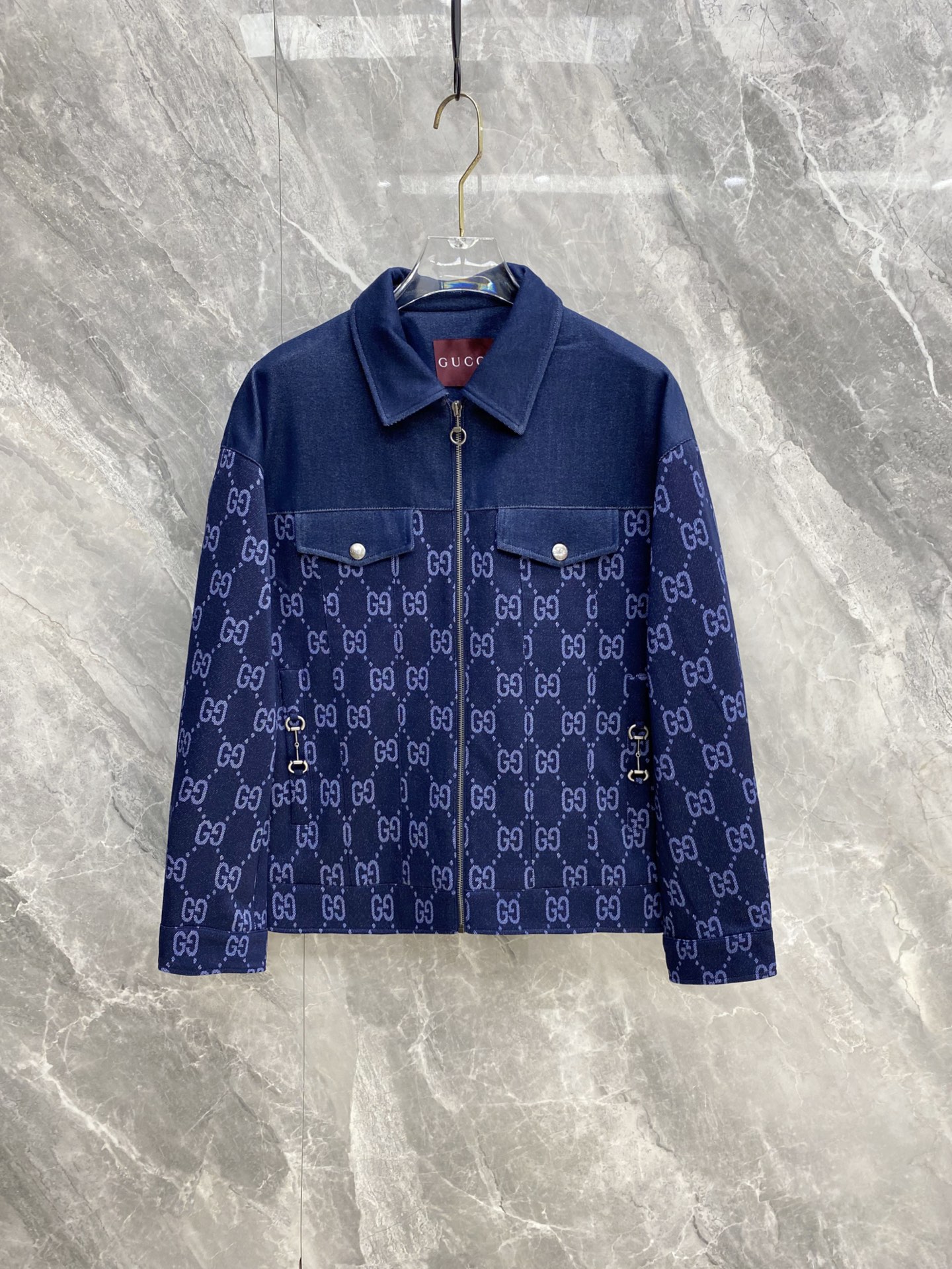 NO:956595,Gucci 2026 Autumn and Winter New Style｜Contrast Color Splicing Presbyopia Denim Jacket Brand new washed denim splicing all-over printed double G jacquard fabric, layered contrasting color full of high-end feel Lapel zipper workwear version, dropped shoulders loose tailoring, suitable for both men and women. Double flap pockets on the chest, side horsebit metal hardware, exquisite details, thickened denim material, stiff and anti-wrinkle, suitable for wearing alone or with a turtleneck sweater  The dark blue is low-key and eye-catching, suitable for both commuting and leisure. This year’s autumn and winter iconic light luxury jackets are now in stock. The upper body has its own aura. Size M-3XL,, gucci, gucci, jackets & coats, jackets & coats, sweaters,19860909Gucci 古驰 2026秋冬新款｜撞色拼接老花牛仔夹克 全新水洗牛仔拼接满印双G提花面料,层次撞色高级感拉满 翻领拉链工装版型,落肩宽松剪裁,男女同款不挑身形 胸前双盖袋、侧边马衔扣金属五金,细节精致重加厚牛仔料挺括抗皱,单穿、内搭高领毛衣都适配 深蓝低调耐看,通勤休闲都能驾驭,今年秋冬标志性轻奢外套,现货上新,上身自带气场 码数M-3XL,,gucci,gucci,jackets & coats,jackets & coats,sweaters,,Men's clothing