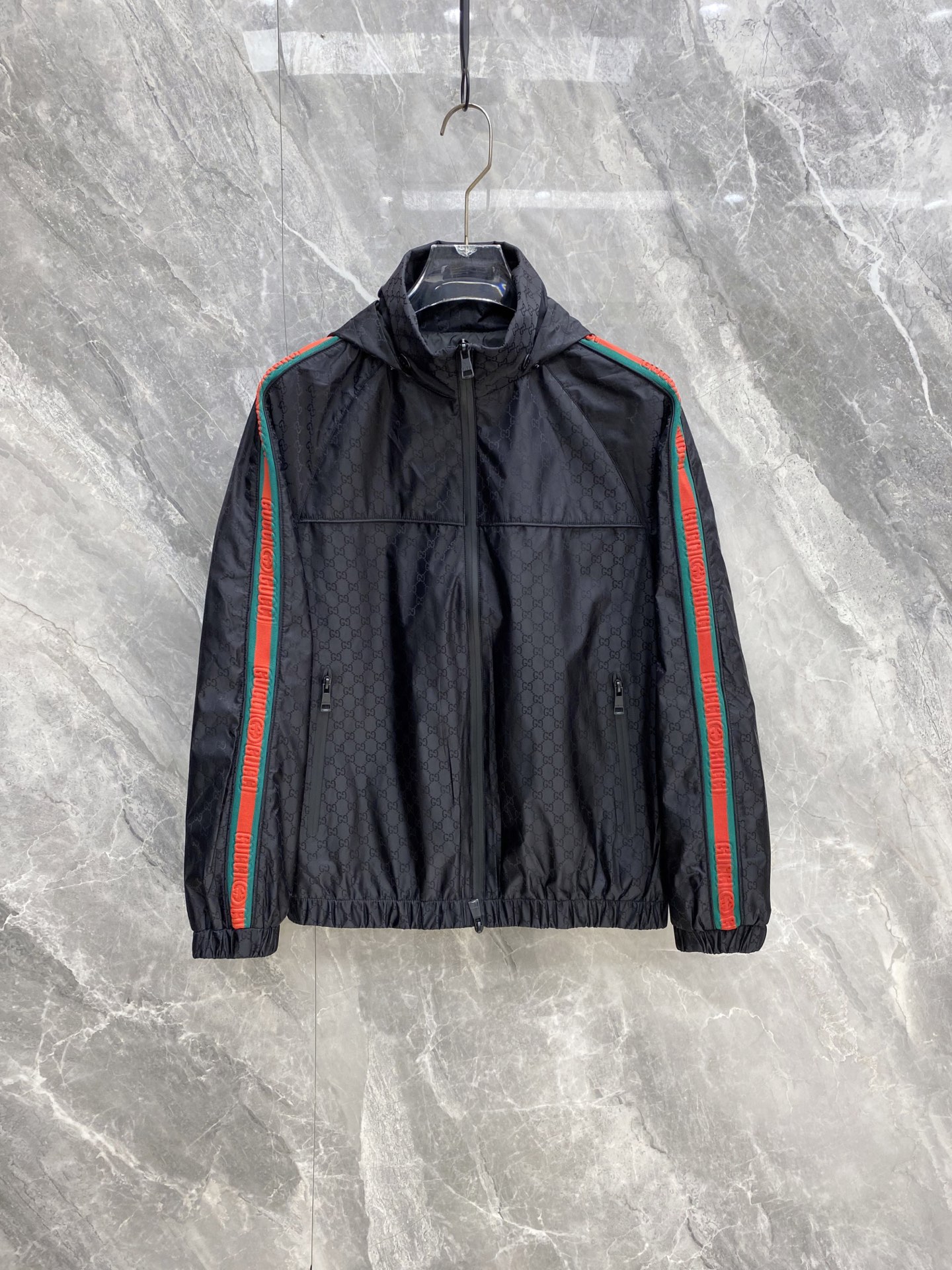 NO:956602,Gucci 2026 new autumn and winter style dark pattern double G web hooded assault jacket. The whole body is printed with low-key dark pattern jacquard, unobtrusive but full of recognition. The classic red and green webbing runs through the side, and the retro brand logo is added. Detachable hooded stand-up collar double wear design, zipper pockets are practical and windproof. Lightweight anti-wrinkle functional fabric, windproof and waterproof, just needed for autumn and winter commuting.  Loose shoulder cut, same style for men and women, layered sweatshirts and sweaters are neat and slimming, low-key and luxurious, versatile for daily use, new in stock, sizes M-3XL,, gucci, gucci, hoodie, sweatshirts, jackets & coats, jackets & coats, sweaters, hats,19860909Gucci 古驰 2026秋冬新款 暗纹双G织带连帽冲锋外套夹克 通体满印低调暗纹提花,不张扬却辨识度拉满 侧边经典红绿织带贯穿,复古品牌标识加持 可拆卸连帽立领双穿设计,拉链口袋实用防风 轻薄抗皱机能面料,防风防水,秋冬通勤出行刚需 宽松落肩剪裁,男女同款,叠穿卫衣、毛衣都利落显瘦,低调轻奢日常百搭,现货上新 码数M-3XL,,gucci,gucci,hoodie,sweatshirts,jackets & coats,jackets & coats,sweaters,hats,,Men's clothing