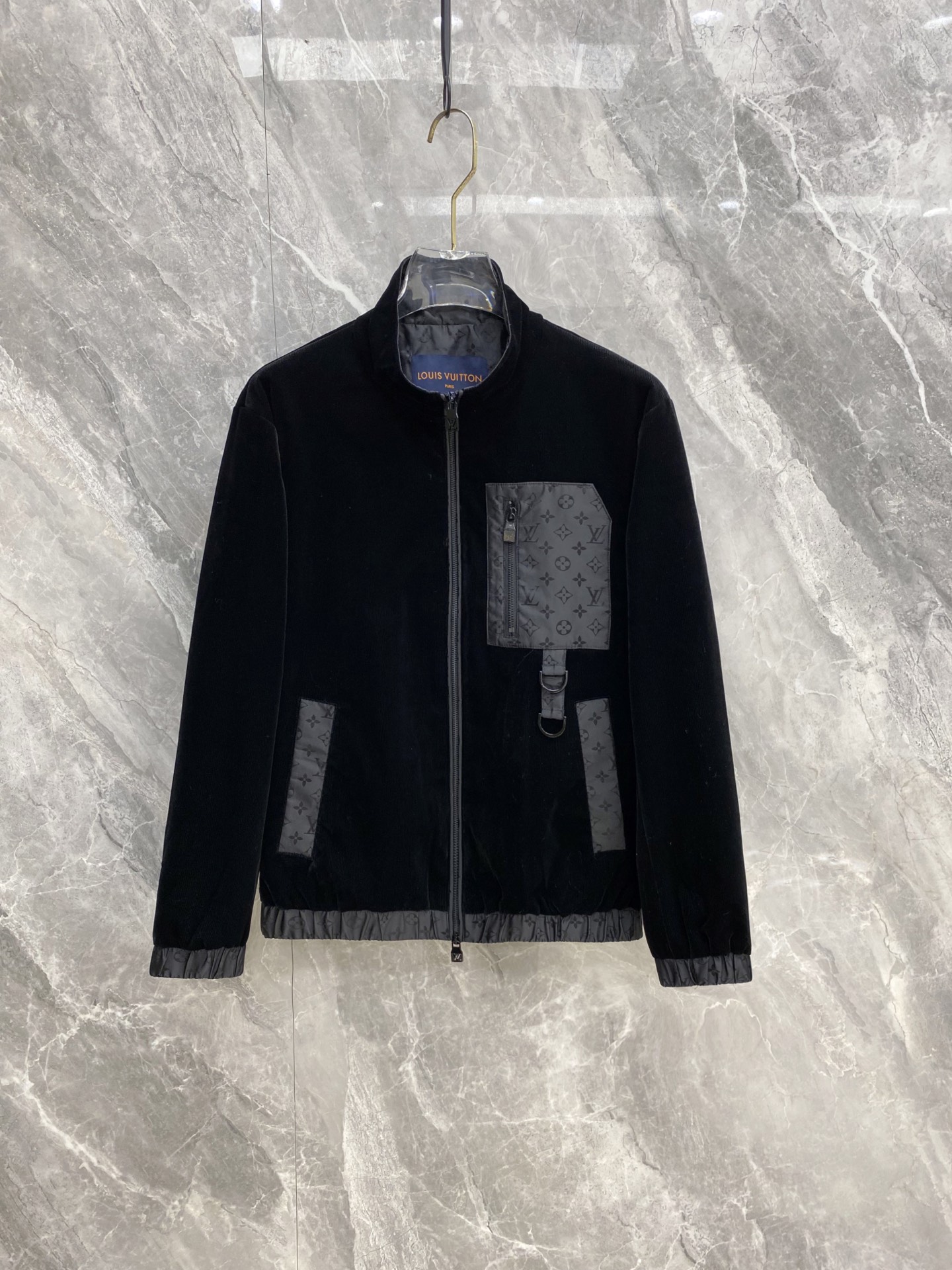 NO:956559,LV 2026 autumn and winter velvet splicing presbyopic stand collar jacket. Selected fine black velvet fabric, smooth to the touch with matte high-end texture, distinguished and unobtrusive. Spliced with dark tone presbyopic coated panels, functional zipper bag on the chest with hanging buckle design, full of workwear details. Hem, pockets, cuffs are unified with presbyopic edging, internal and external double zippers, a full set of customized hardware, and exquisite workmanship.  Short stand-up collar, straight version, neat and proportional, quilted lining for warmth, suitable for both business and leisure. Low-key luxury black tone, mature men just need for commuting, same style for men and women, size M-3XL,, louis vuitton, jackets & coats,19860909LV 2026秋冬丝绒拼接老花立领夹克 甄选细腻黑色丝绒面料,触感顺滑自带哑光高级质感,显贵不张扬 拼接暗调老花涂层裁片,胸前机能拉链袋搭配挂扣设计,工装细节拉满 下摆、口袋、袖口统一老花包边,内外双拉链全套定制五金,做工考究 短款立领直筒版型,利落显比例,夹棉内里兼顾保暖,商务休闲双适配 低调奢华黑调,成熟男士通勤刚需,男女同款 码数M-3XL,,louis vuitton,jackets & coats,,Men's clothing