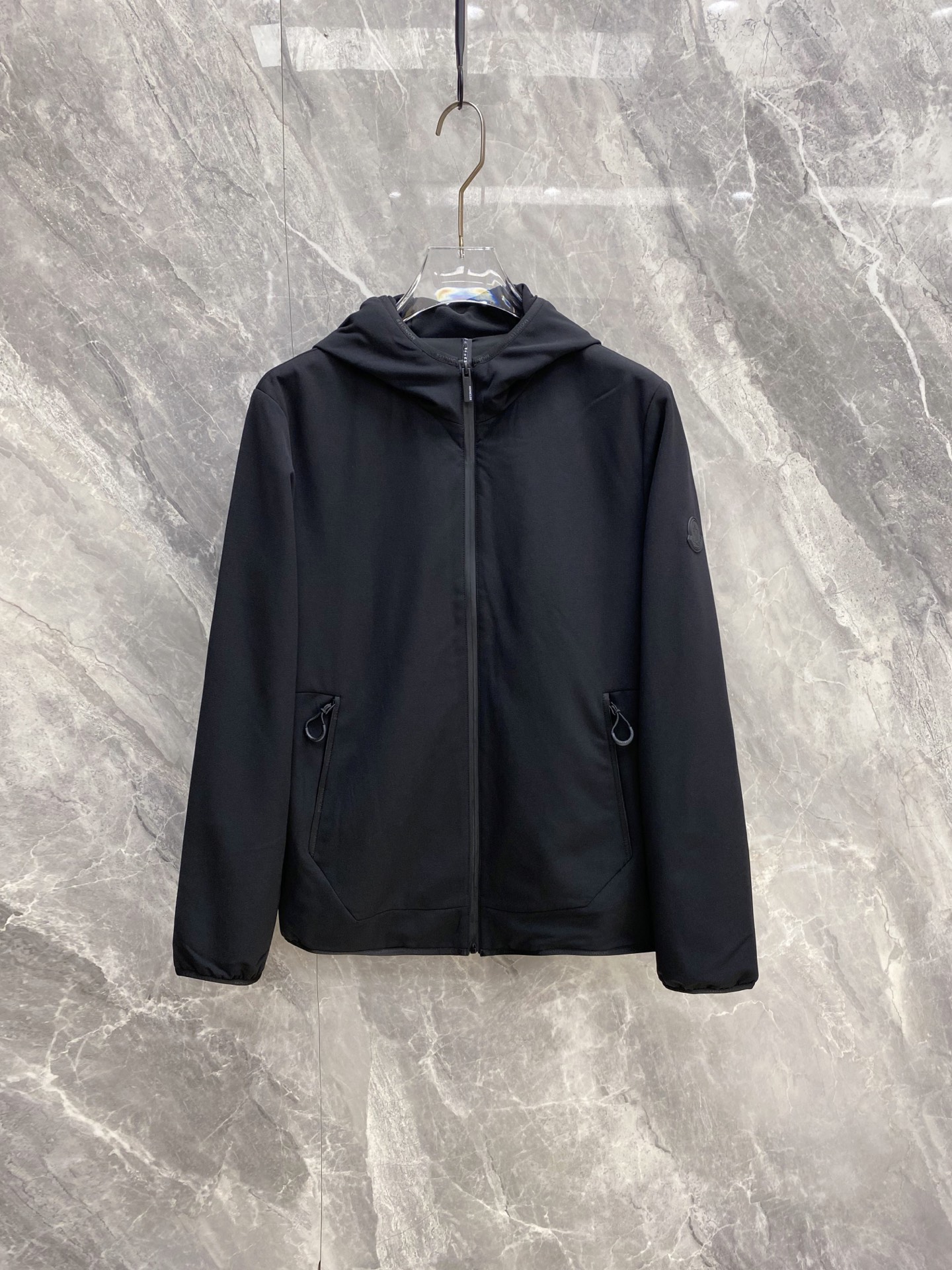 NO:956516,Moncler Men's Men's Men's Men's Simple Hooded Windproof Jacket for Early Autumn 2026, pure black, versatile and versatile, suitable for daily commuting. Highly elastic and smooth windproof fabric, the upper body is light and burden-free; the front is minimalist and clean, and the sleeve arms are low-key embossed with brand logos, which is high-end and low-key. Drawstring zipper pockets on both sides, a full zip fly, elastic cuffs at the hem, windproof and temperature-locking.  Three-dimensional letter printing on the brim of the back, simple but not monotonous; short fit cut, suitable for wearing alone or with a down jacket underneath, size M-3XL, Moncler, jackets & coats, down jacket, hats,19860909Moncler 蒙口 2026早秋男士简约连帽防风夹克,纯黑色百搭不挑人,通勤日常全能款. 高弹顺滑防风面料,上身轻薄无负担；正面极简净版,袖臂低调压印品牌圆标,高级低调. 双侧带抽绳拉链口袋,全拉链门襟,松紧收口袖口下摆,防风锁温. 后背帽檐立体字母印花,简约不单调；短款合身剪裁,单穿、内搭羽绒服都适配 码数M-3XL,,Moncler,jackets & coats,down jacket,hats,,Men's clothing