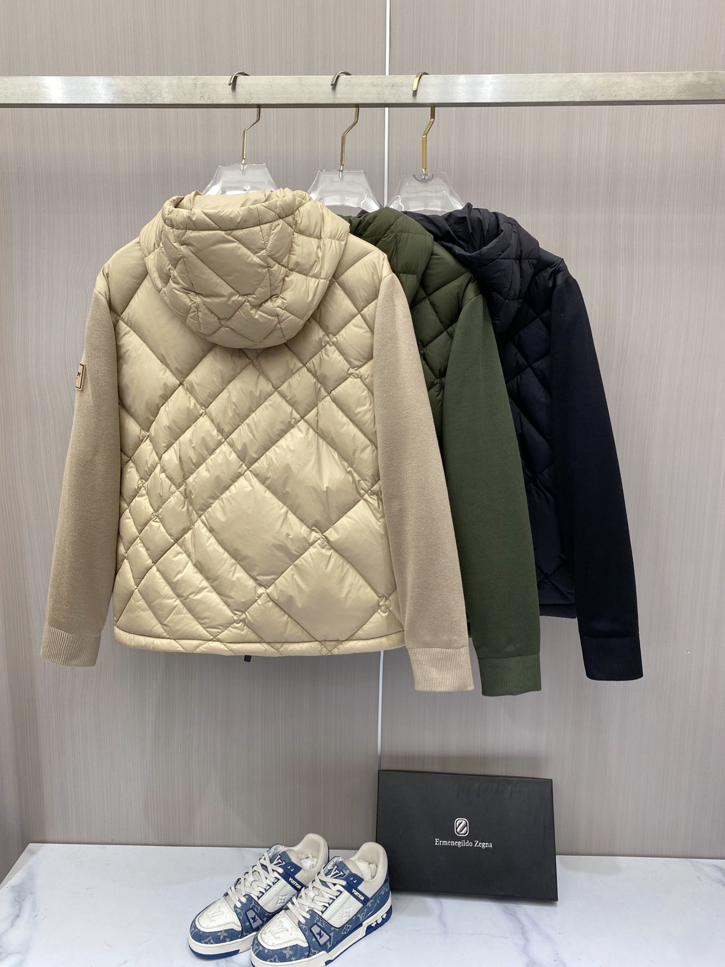 Burberry 巴宝莉 2026秋冬轻熟风菱格连帽羽绒服，菱形分格充绒，上身轻盈蓬松不压身；衣身羽绒面料搭配针织拼接衣