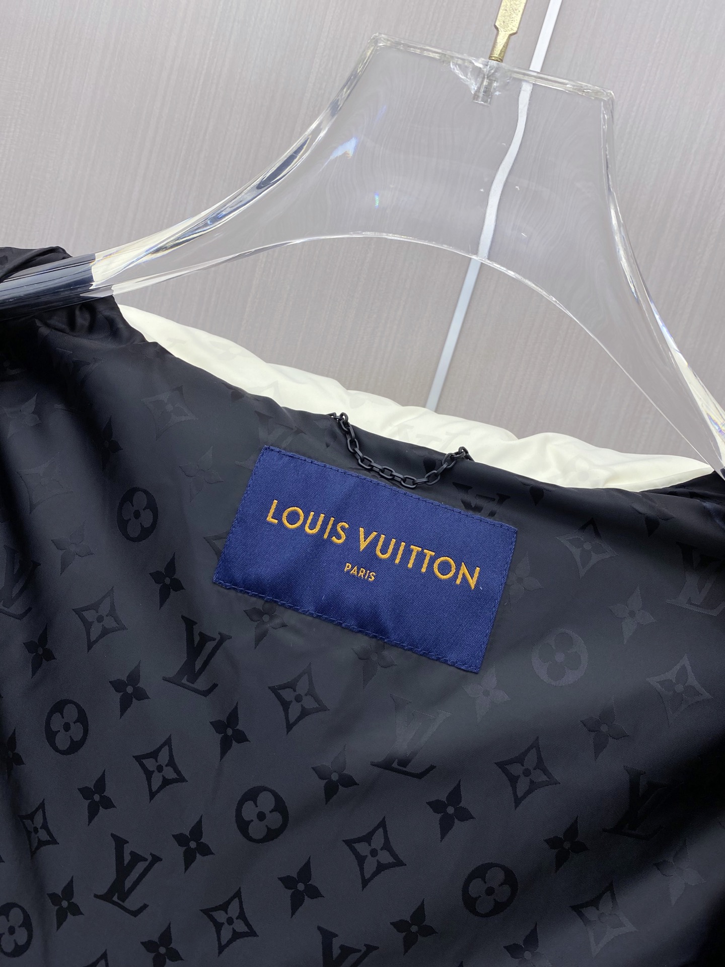 Lv 2026秋冬新款潮流爆款黑白撞色连帽羽绒服，男女同款，实体店超好走量。 衣身低调暗纹老花满印，高密防钻绒面料，分格