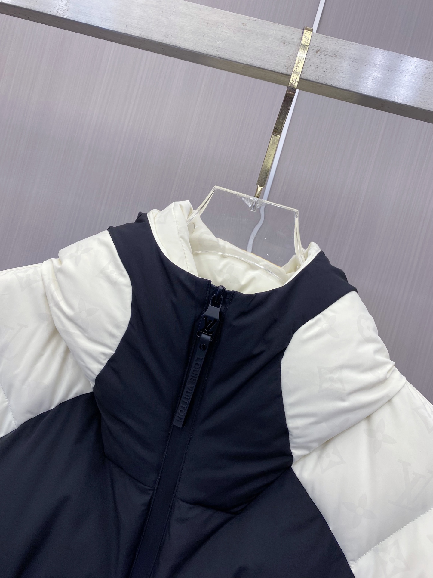 Lv 2026秋冬新款潮流爆款黑白撞色连帽羽绒服，男女同款，实体店超好走量。 衣身低调暗纹老花满印，高密防钻绒面料，分格