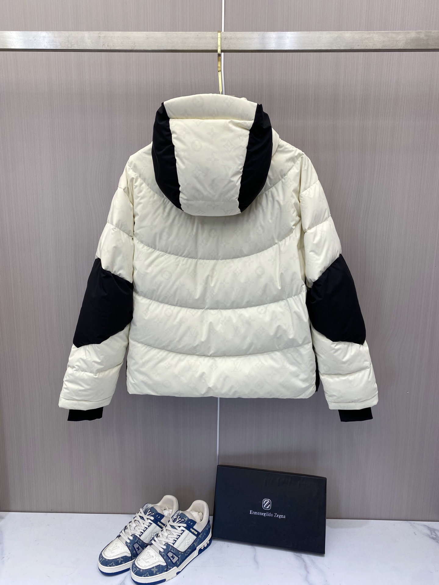 Lv 2026秋冬新款潮流爆款黑白撞色连帽羽绒服，男女同款，实体店超好走量。 衣身低调暗纹老花满印，高密防钻绒面料，分格