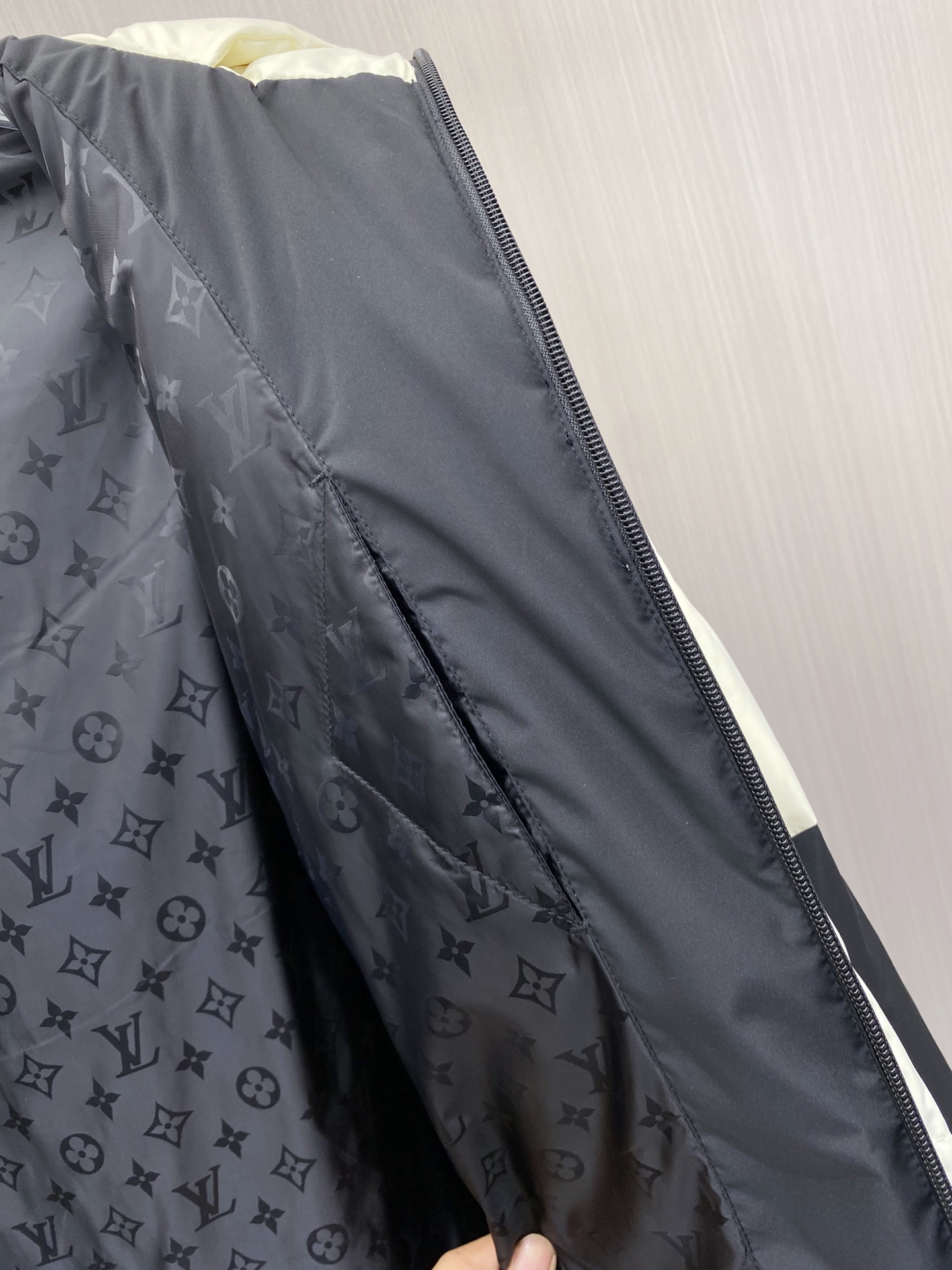 Lv 2026秋冬新款潮流爆款黑白撞色连帽羽绒服，男女同款，实体店超好走量。 衣身低调暗纹老花满印，高密防钻绒面料，分格