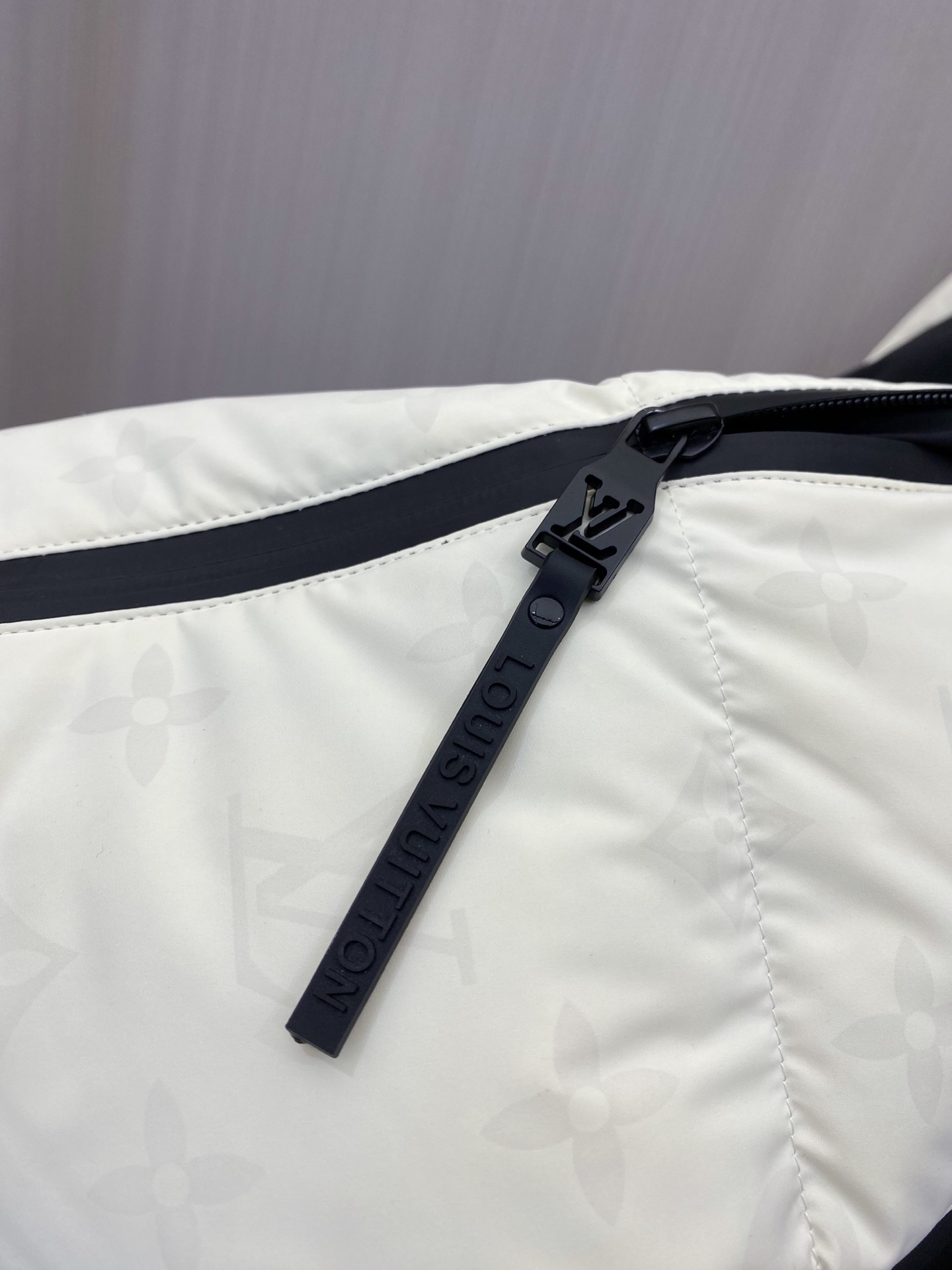 Lv 2026秋冬新款潮流爆款黑白撞色连帽羽绒服，男女同款，实体店超好走量。 衣身低调暗纹老花满印，高密防钻绒面料，分格
