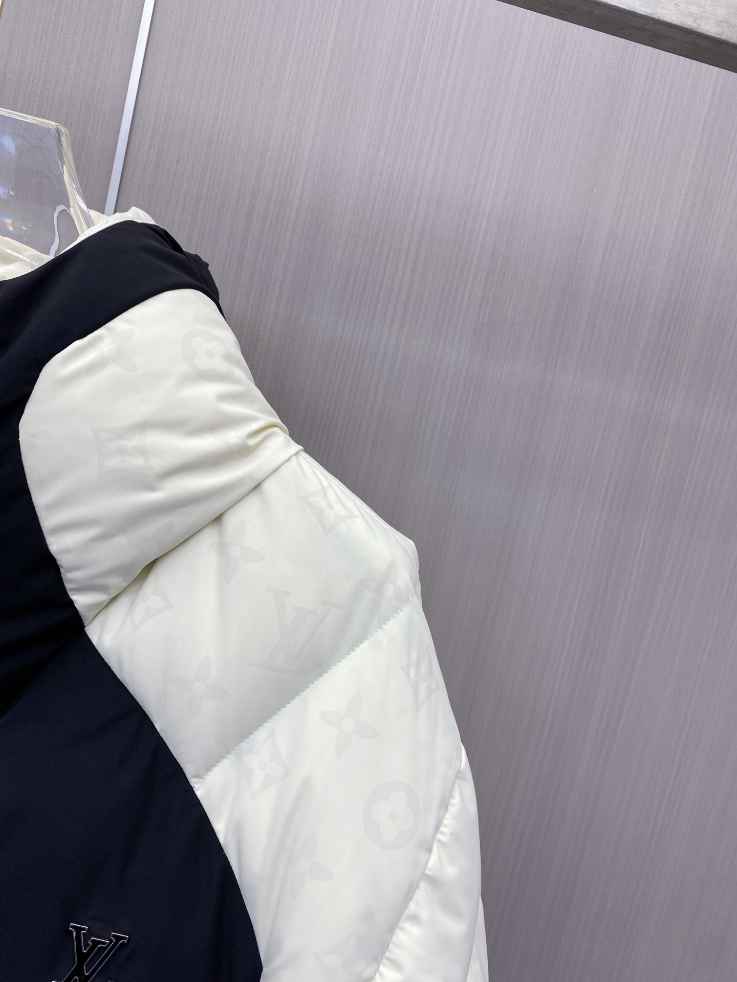 Lv 2026秋冬新款潮流爆款黑白撞色连帽羽绒服，男女同款，实体店超好走量。 衣身低调暗纹老花满印，高密防钻绒面料，分格