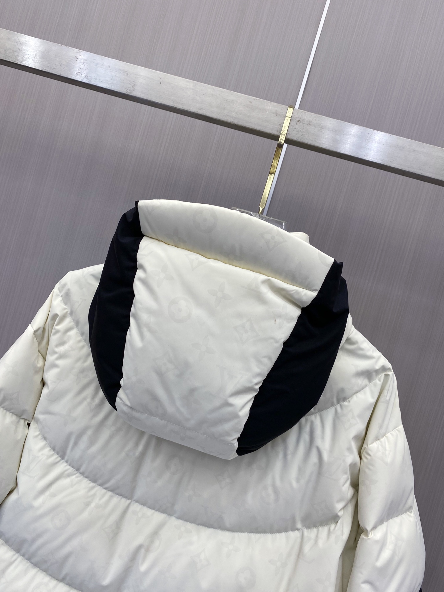 Lv 2026秋冬新款潮流爆款黑白撞色连帽羽绒服，男女同款，实体店超好走量。 衣身低调暗纹老花满印，高密防钻绒面料，分格