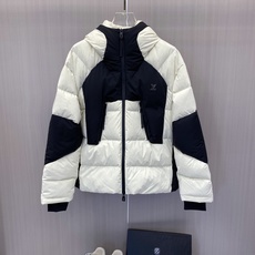 Lv 2026秋冬新款潮流爆款黑白撞色连帽羽绒服,男女同款,实体店超好走量。 衣身低调暗纹老花满印,高密防钻绒面料,分格 Lv 2026秋冬新款潮流爆款黑白撞色连帽羽绒服,男女同款,实体店超好走量。 衣身低调暗纹老花满印,高密防钻绒面料,分格