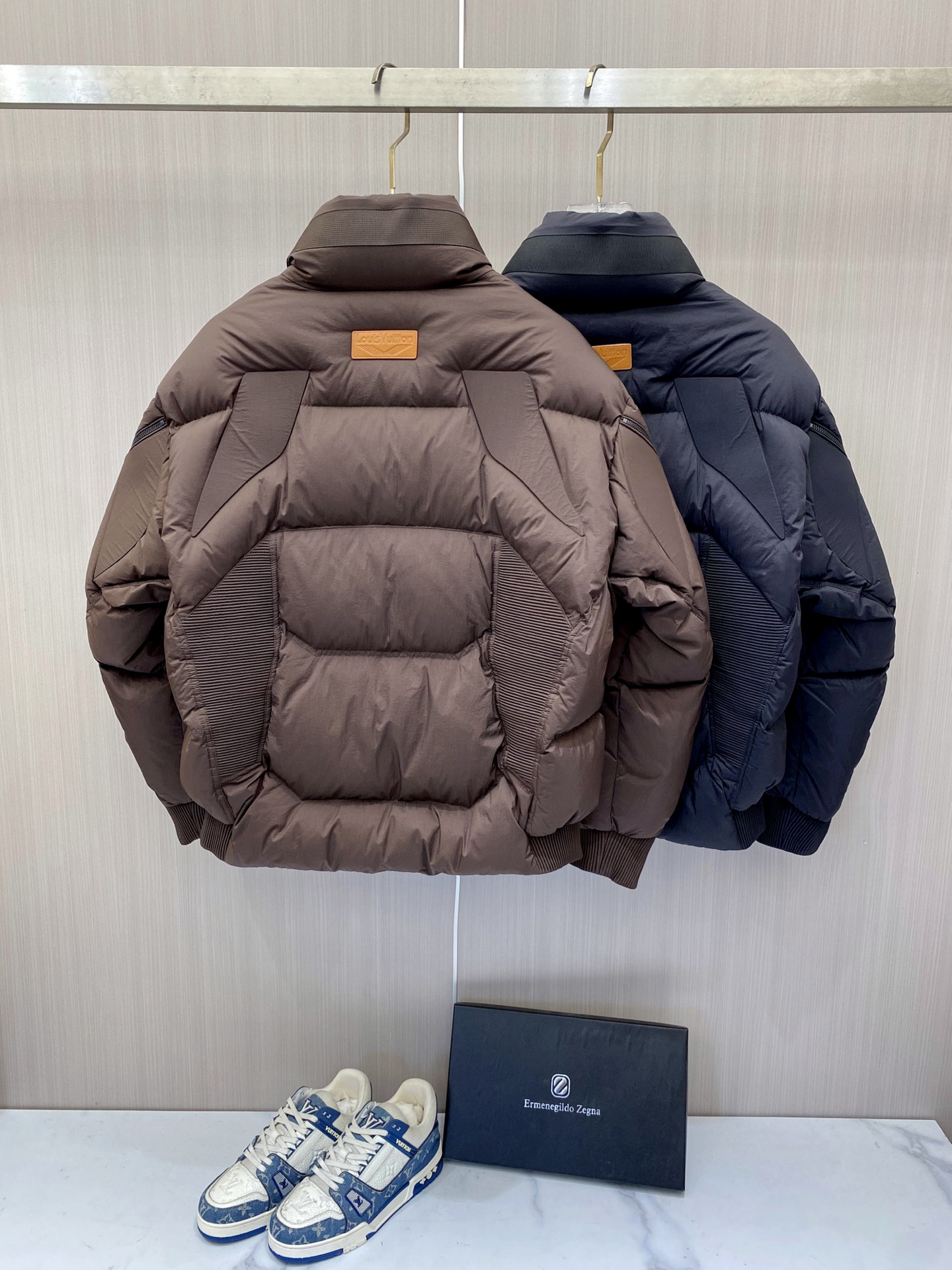 LV 2026秋冬新款立领羽绒服 咖色、藏青双色上新,低饱和色系高级耐看,商务休闲双适配。 定制轻量防风面料,柔软轻薄不 LV 2026秋冬新款立领羽绒服 咖色、藏青双色上新,低饱和色系高级耐看,商务休闲双适配。 定制轻量防风面料,柔软轻薄不