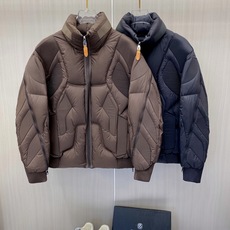 LV 2026秋冬新款立领羽绒服 咖色、藏青双色上新,低饱和色系高级耐看,商务休闲双适配。 定制轻量防风面料,柔软轻薄不 LV 2026秋冬新款立领羽绒服 咖色、藏青双色上新,低饱和色系高级耐看,商务休闲双适配。 定制轻量防风面料,柔软轻薄不