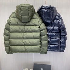 moncler 蒙口 2026秋冬新款连帽羽绒服 军绿、亮黑双色,风格区分清晰,受众全覆盖。 高密防风防水面料,表层顺滑 moncler 蒙口 2026秋冬新款连帽羽绒服 军绿、亮黑双色,风格区分清晰,受众全覆盖。 高密防风防水面料,表层顺滑