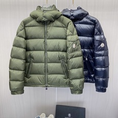 moncler 蒙口 2026秋冬新款连帽羽绒服 军绿、亮黑双色,风格区分清晰,受众全覆盖。 高密防风防水面料,表层顺滑 moncler 蒙口 2026秋冬新款连帽羽绒服 军绿、亮黑双色,风格区分清晰,受众全覆盖。 高密防风防水面料,表层顺滑