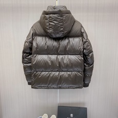 Burberry 2026秋冬新款巴宝莉连帽羽绒服 高级棕亮面面料,分格充绒不跑棉,蓬松保暖不显臃肿 内里经典格纹内衬, Burberry 2026秋冬新款巴宝莉连帽羽绒服 高级棕亮面面料,分格充绒不跑棉,蓬松保暖不显臃肿 内里经典格纹内衬,