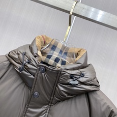 Burberry 2026秋冬新款巴宝莉连帽羽绒服 高级棕亮面面料,分格充绒不跑棉,蓬松保暖不显臃肿 内里经典格纹内衬, Burberry 2026秋冬新款巴宝莉连帽羽绒服 高级棕亮面面料,分格充绒不跑棉,蓬松保暖不显臃肿 内里经典格纹内衬,