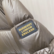 Burberry 2026秋冬新款巴宝莉连帽羽绒服 高级棕亮面面料,分格充绒不跑棉,蓬松保暖不显臃肿 内里经典格纹内衬, Burberry 2026秋冬新款巴宝莉连帽羽绒服 高级棕亮面面料,分格充绒不跑棉,蓬松保暖不显臃肿 内里经典格纹内衬,