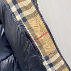 Burberry 2026秋冬新款巴宝莉连帽羽绒服 高级棕亮面面料,分格充绒不跑棉,蓬松保暖不显臃肿 内里经典格纹内衬, Burberry 2026秋冬新款巴宝莉连帽羽绒服 高级棕亮面面料,分格充绒不跑棉,蓬松保暖不显臃肿 内里经典格纹内衬,