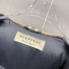 Burberry 2026秋冬新款巴宝莉连帽羽绒服 高级棕亮面面料,分格充绒不跑棉,蓬松保暖不显臃肿 内里经典格纹内衬, Burberry 2026秋冬新款巴宝莉连帽羽绒服 高级棕亮面面料,分格充绒不跑棉,蓬松保暖不显臃肿 内里经典格纹内衬,