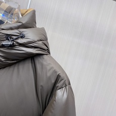 Burberry 2026秋冬新款巴宝莉连帽羽绒服 高级棕亮面面料,分格充绒不跑棉,蓬松保暖不显臃肿 内里经典格纹内衬, Burberry 2026秋冬新款巴宝莉连帽羽绒服 高级棕亮面面料,分格充绒不跑棉,蓬松保暖不显臃肿 内里经典格纹内衬,