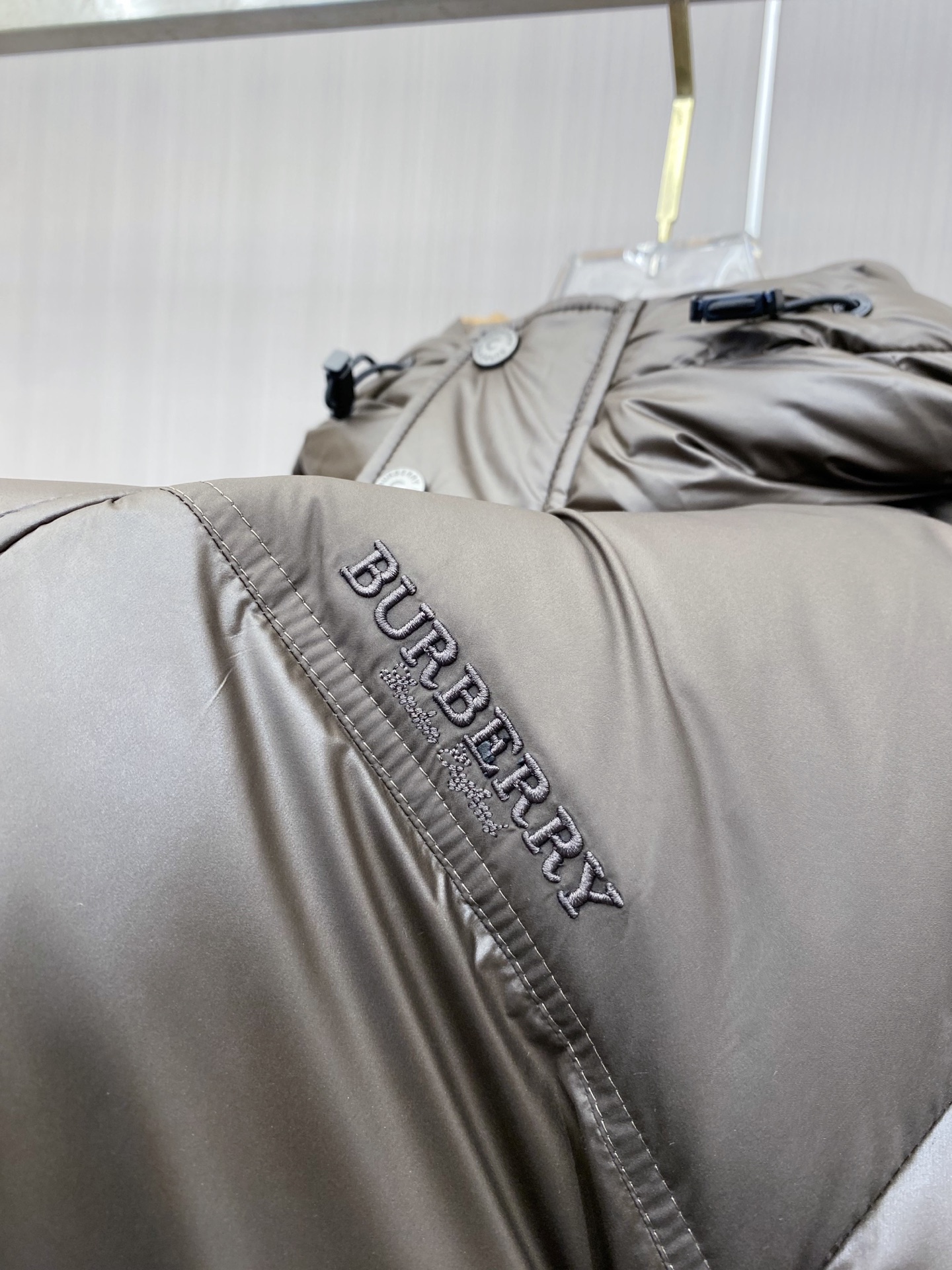 Burberry 2026秋冬新款巴宝莉连帽羽绒服 高级棕亮面面料,分格充绒不跑棉,蓬松保暖不显臃肿 内里经典格纹内衬, Burberry 2026秋冬新款巴宝莉连帽羽绒服 高级棕亮面面料,分格充绒不跑棉,蓬松保暖不显臃肿 内里经典格纹内衬,