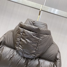 Burberry 2026秋冬新款巴宝莉连帽羽绒服 高级棕亮面面料,分格充绒不跑棉,蓬松保暖不显臃肿 内里经典格纹内衬, Burberry 2026秋冬新款巴宝莉连帽羽绒服 高级棕亮面面料,分格充绒不跑棉,蓬松保暖不显臃肿 内里经典格纹内衬,