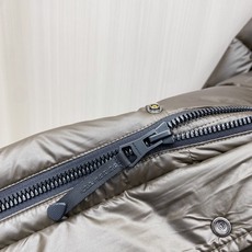 Burberry 2026秋冬新款巴宝莉连帽羽绒服 高级棕亮面面料,分格充绒不跑棉,蓬松保暖不显臃肿 内里经典格纹内衬, Burberry 2026秋冬新款巴宝莉连帽羽绒服 高级棕亮面面料,分格充绒不跑棉,蓬松保暖不显臃肿 内里经典格纹内衬,
