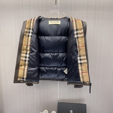 Burberry 2026秋冬新款巴宝莉连帽羽绒服 高级棕亮面面料,分格充绒不跑棉,蓬松保暖不显臃肿 内里经典格纹内衬, Burberry 2026秋冬新款巴宝莉连帽羽绒服 高级棕亮面面料,分格充绒不跑棉,蓬松保暖不显臃肿 内里经典格纹内衬,