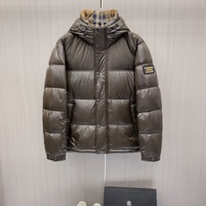 Burberry 2026秋冬新款巴宝莉连帽羽绒服 高级棕亮面面料,分格充绒不跑棉,蓬松保暖不显臃肿 内里经典格纹内衬, Burberry 2026秋冬新款巴宝莉连帽羽绒服 高级棕亮面面料,分格充绒不跑棉,蓬松保暖不显臃肿 内里经典格纹内衬,