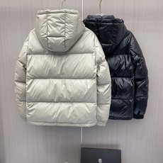 Prada 普拉达 2026秋冬重磅新款|Prada连帽短款羽绒服上新 经典三角金属铭牌,低调轻奢辨识度拉满 高光亮面防 Prada 普拉达 2026秋冬重磅新款|Prada连帽短款羽绒服上新 经典三角金属铭牌,低调轻奢辨识度拉满 高光亮面防