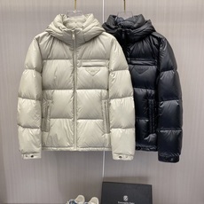 Prada 普拉达 2026秋冬重磅新款|Prada连帽短款羽绒服上新 经典三角金属铭牌,低调轻奢辨识度拉满 高光亮面防 Prada 普拉达 2026秋冬重磅新款|Prada连帽短款羽绒服上新 经典三角金属铭牌,低调轻奢辨识度拉满 高光亮面防