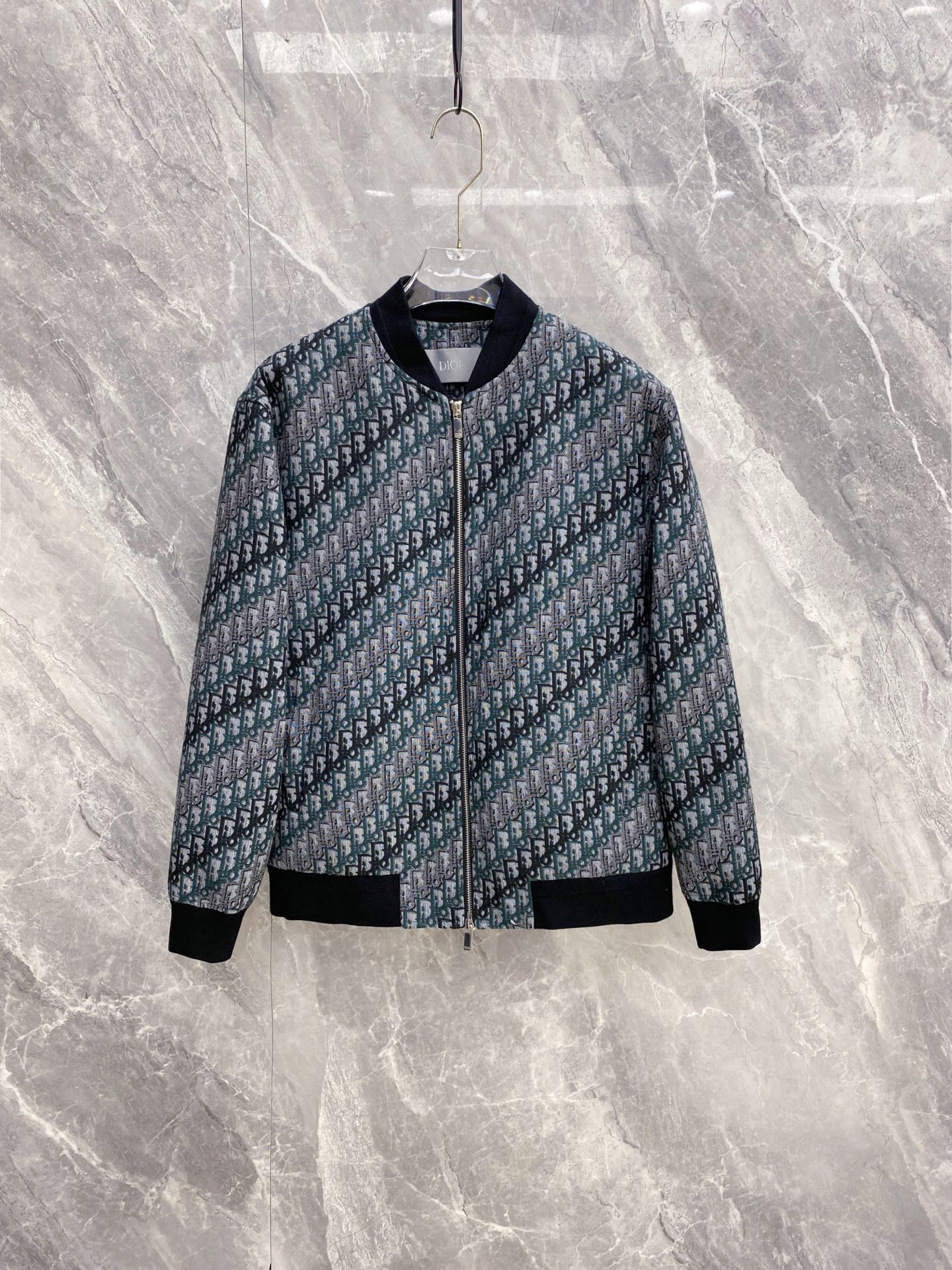 NO:956524,Dior Dior's 2026 autumn and winter new presbyopic baseball jacket is online. Classic full-print jacquard presbyopia, green and gray contrasting colors, retro and high-end, full of recognition. Crisp and anti-wrinkle fabric, the upper body is stylish but not soft. It is a daily thin jacket, suitable for early autumn alone or late autumn. Threaded baseball collar + ribbed cuffs and hem, modify the body shape without being bloated, and the metal zipper has a delicate texture. It can be used for business and leisure, and is the first choice for mature men.  Size M-3XL,,dior,dior,jackets & coats,jackets & coats,19860909Dior 迪奥 2026秋冬新款老花棒球夹克上线 经典满印提花老花,绿灰撞色复古高级,辨识度拉满 挺括抗皱面料,上身有型不软塌,日常薄款外套,初秋单穿、深秋内搭都合适 螺纹棒球领+罗纹收口袖口下摆,修饰身形不臃肿,金属拉链质感细腻 商务休闲都能驾驭,成熟男士穿搭首选 码数M-3XL,,dior,dior,jackets & coats,jackets & coats,,Men's clothing