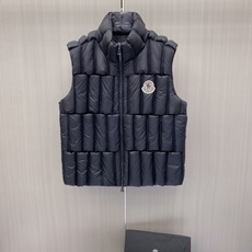 蒙口 2026秋冬新款Moncler立领羽绒马甲 经典竖条分段充绒工艺,锁温不跑绒,轻量化无厚重感 纯黑百搭底色,胸口圆 蒙口 2026秋冬新款Moncler立领羽绒马甲 经典竖条分段充绒工艺,锁温不跑绒,轻量化无厚重感 纯黑百搭底色,胸口圆