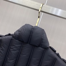 蒙口 2026秋冬新款Moncler立领羽绒马甲 经典竖条分段充绒工艺,锁温不跑绒,轻量化无厚重感 纯黑百搭底色,胸口圆 蒙口 2026秋冬新款Moncler立领羽绒马甲 经典竖条分段充绒工艺,锁温不跑绒,轻量化无厚重感 纯黑百搭底色,胸口圆