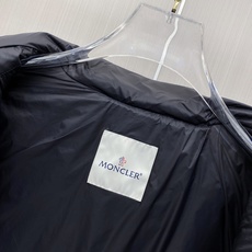 蒙口 2026秋冬新款Moncler立领羽绒马甲 经典竖条分段充绒工艺,锁温不跑绒,轻量化无厚重感 纯黑百搭底色,胸口圆 蒙口 2026秋冬新款Moncler立领羽绒马甲 经典竖条分段充绒工艺,锁温不跑绒,轻量化无厚重感 纯黑百搭底色,胸口圆
