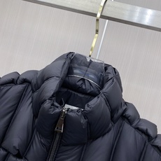 蒙口 2026秋冬新款Moncler立领羽绒马甲 经典竖条分段充绒工艺,锁温不跑绒,轻量化无厚重感 纯黑百搭底色,胸口圆 蒙口 2026秋冬新款Moncler立领羽绒马甲 经典竖条分段充绒工艺,锁温不跑绒,轻量化无厚重感 纯黑百搭底色,胸口圆