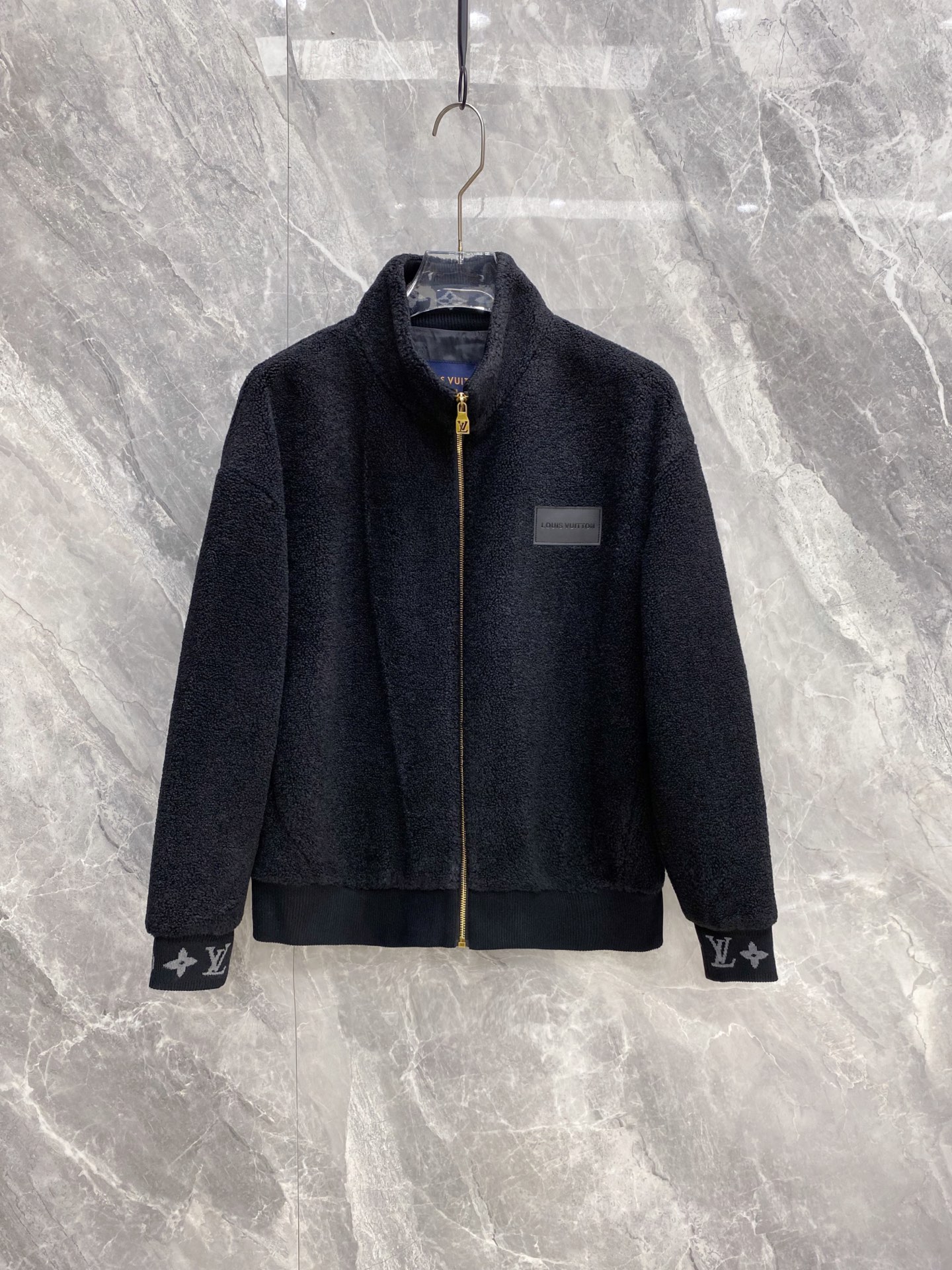 NO:956532,Lv 2026 new autumn and winter lambswool stand-up collar jacket. Soft and waxy teddy lamb velvet fabric, the upper body is warm and comfortable. Just needed jacket in autumn and winter. Exquisite golden brand zipper, leather nameplate on the chest is low-key and noble. The cuffs are full of presbyopic webbing details, which are highly recognizable. Threaded hem + stand-up collar to prevent wind and heat, and the version is loose and not flattering. Solid black and versatile, can be worn for commuting and daily outings. Size M-3XL, Louis  vuitton,jackets & coats,jackets & coats,19860909Lv 2026秋冬新款羊羔毛立领夹克 软糯泰迪羊羔绒面料,上身保暖又舒服,秋冬刚需外套 精致金色品牌拉链,胸口皮质铭牌低调显贵 袖口老花织带细节拉满,辨识度超高 螺纹下摆+立领防风锁温,版型宽松不挑身材 纯色黑色百搭,通勤、日常出门都能穿 码数M-3XL,,louis vuitton,jackets & coats,jackets & coats,,Men's clothing