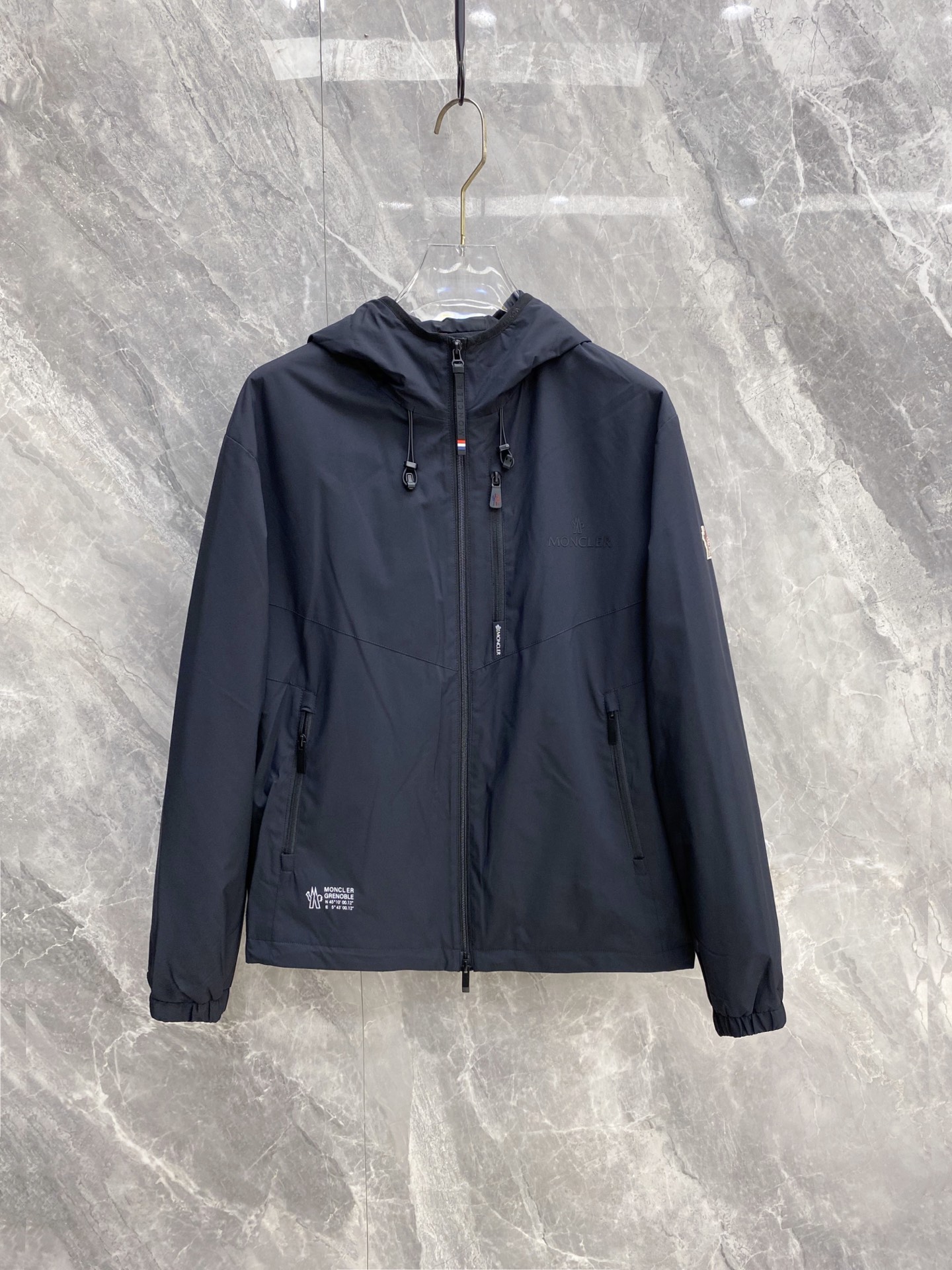 NO:956538,Moncler 2026 Autumn and Winter Men's Outdoor Hooded Jacket Navy matte functional fabric, windproof, waterproof and breathable Adjustable lock hood to protect against cold winds in autumn and winter Full set of waterproof custom zippers, durable and easy to wear Embroidered logo on the sleeves, low-key, luxurious and unobtrusive Loose and short version, no pressure to wear inside. Wear alone in early autumn, layer inside in late winter, practical in all seasons M-3XL,,Moncler,jackets & coats,hats,19860909Moncler 蒙口 2026秋冬男士户外连帽夹克 藏青哑光机能面料,防风防水透气 可调节锁扣连帽,秋冬抵御寒风 全套防水定制拉链,耐用好穿 袖部刺绣标识,低调轻奢不张扬 宽松短款版型,内搭叠穿无压力 初秋单穿、深冬内搭,四季实用 M-3XL,,Moncler,jackets & coats,hats,,Men's clothing