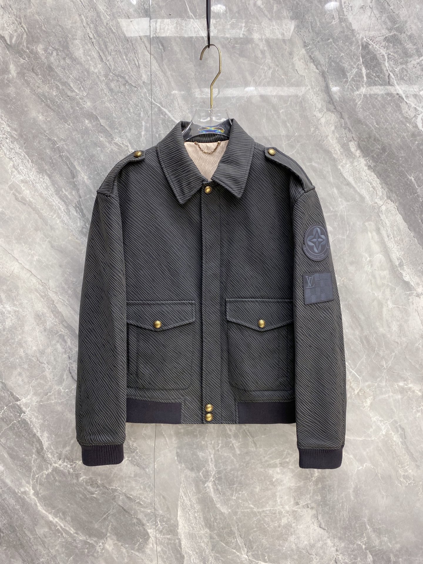 NO:956545,Lv 2026 autumn and winter men's light luxury work jacket. Three-dimensional twill texture fabric, windproof and wrinkle-resistant in autumn and winter. Vintage brass metal buckle, classic design of epaulette workwear. Double-layer leather label on the left arm, low-key and high-end recognition. Threaded cuff hem, locking in temperature and keeping out the cold. Short universal version, suitable for commuting and parties. Can be worn in spring, autumn and early winter, a layering artifact. Size M-3Xl, Louis Vuitton, jackets &  coats,19860909Lv 2026秋冬男士轻奢工装夹克 立体斜纹肌理面料,秋冬防风抗皱 复古黄铜金属扣,肩章工装经典设计 左臂双层皮标,低调高级辨识度 螺纹收口袖口下摆,锁温御寒 短款万能版型,通勤、聚会多场景 春秋初冬两季可穿,叠穿神器 尺码M-3Xl,,louis vuitton,jackets & coats,,Men's clothing