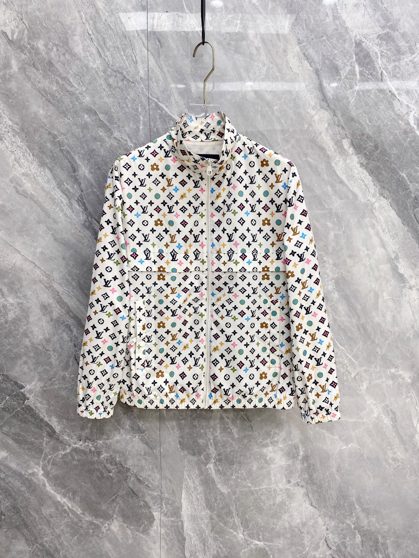 NO:956552,LV 2026 new autumn and winter colorful full-print presbyopic hooded jacket. LV classic all-over presbyopic print, contrasting colors and trends, highly recognizable, fully covered zipper placket, easy to put on and take off. Small hidden pocket on the chest, zipper pockets on both sides, elastic cuffs, windproof and non-windy. Short fit cut, neat and slim upper body, popular among young boys and trendy customers. Reversible design, solid color inside, low-key, two styles of clothing.  Thin and not heavy, compact storage does not take up space. Sizes M-3XL,,louis vuitton,jackets & coats,jackets & coats,hats,19860909Lv 2026秋冬新款彩色满印老花连帽夹克外套 LV经典满印老花,撞色缤纷潮流,辨识度超高,全包拉链门襟,穿脱便捷 胸前隐藏小口袋,两侧拉链插袋,袖口松紧束口,防风不灌风 短款合身剪裁,上身利落显瘦,年轻男生、潮流客户爆款 双面可穿设计,内里纯色低调,一衣两种穿搭风格 轻薄不厚重,收纳小巧不占地方 尺码M-3XL,,louis vuitton,jackets & coats,jackets & coats,hats,,Men's clothing