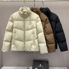 Fendi 芬迪 2026秋冬新款立领短款羽绒服 甄选90高纯度白鸭绒,充绒饱满,分段锁绒不跑绒、简约几何压线剪裁,利落 Fendi 芬迪 2026秋冬新款立领短款羽绒服 甄选90高纯度白鸭绒,充绒饱满,分段锁绒不跑绒、简约几何压线剪裁,利落