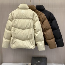 Fendi 芬迪 2026秋冬新款立领短款羽绒服 甄选90高纯度白鸭绒,充绒饱满,分段锁绒不跑绒、简约几何压线剪裁,利落 Fendi 芬迪 2026秋冬新款立领短款羽绒服 甄选90高纯度白鸭绒,充绒饱满,分段锁绒不跑绒、简约几何压线剪裁,利落